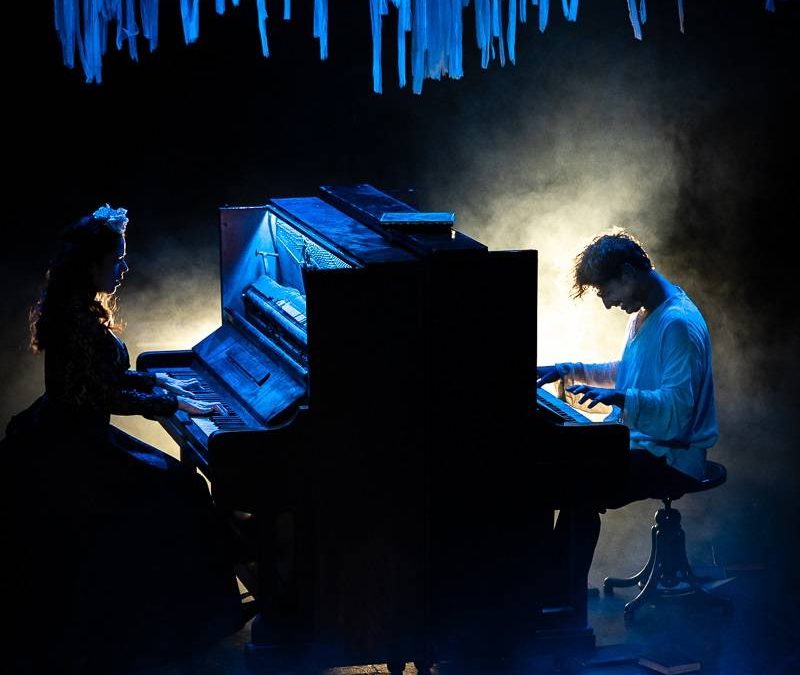 Ανάμεσα σε δύο κόσμους @ Σύγχρονο Θέατρο