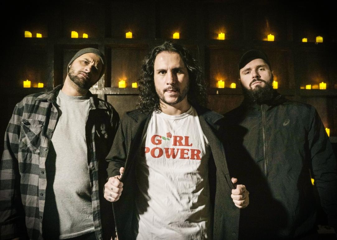 Οι Mad Sneaks προσφέρουν ένα ωμό, σπλαχνικό πορτρέτο της ζωής στο νέο τους single «Dirty Blood»