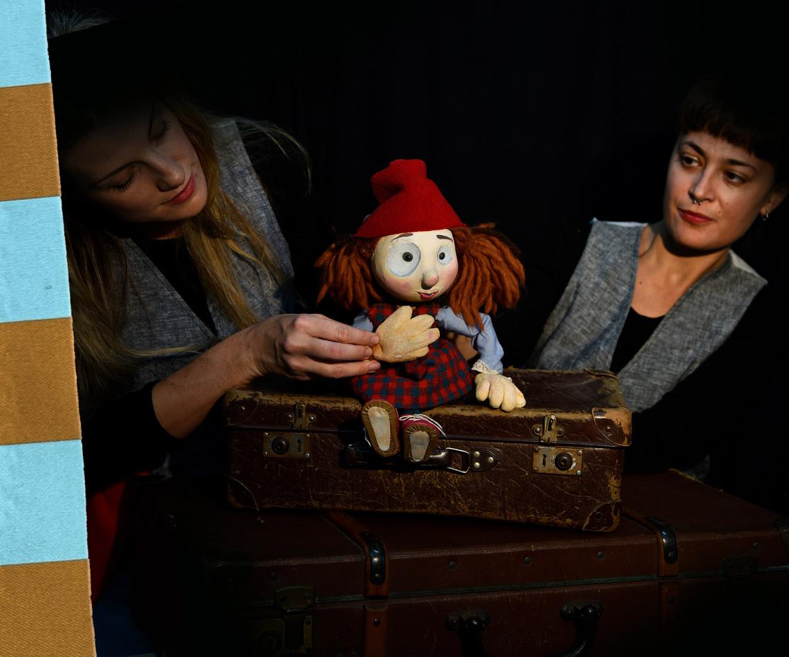 15/11 «Μ’ ένα κόκκινο σκουφί» στο θέατρο Επί Κολωνώ