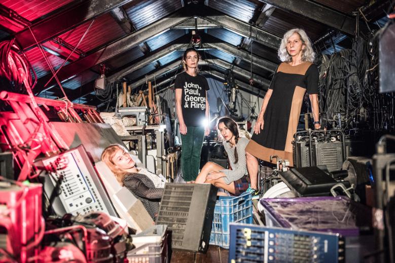 ΤΑ ΧΡΟΝΙΑ – Θέατρο ΘΗΣΕΙΟΝ